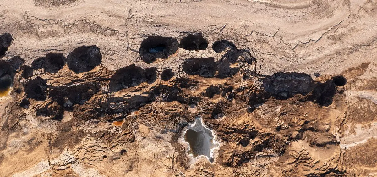 showing the image of dead sea crisis